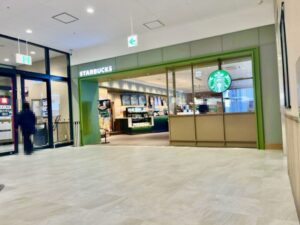 スターバックス そよらリーフシティ市川店の店舗入口と店内の様子(2026年3月26日筆者撮影)