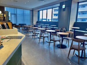 スターバックス そよらリーフシティ市川店の窓際席と店内の様子(2026年3月26日筆者撮影)