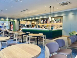 スターバックス そよらリーフシティ市川店の店内全景と客席エリア(2026年3月26日筆者撮影)