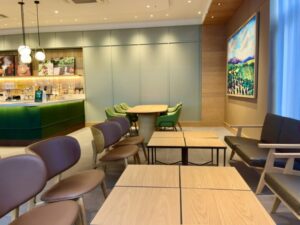 スターバックス そよらリーフシティ市川店のソファ席とテーブル席の様子(2026年3月26日筆者撮影)