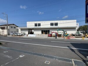 建デポ市川大野店の建設現場外観(2026年4月16日筆者撮影)