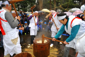 駒形大神社「にらめっこおびしゃ」餅つき