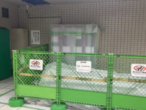 ビニールがかかったコインロッカー