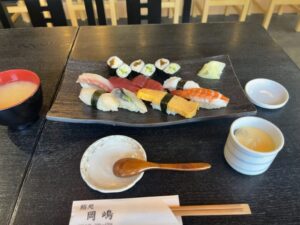 鮨処岡嶋のランチにぎり寿司としじみの味噌汁と茶碗蒸し