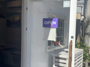 「アイヤラー（Aiyara）」の入口のOPENの看板（2026年2月19日筆者撮影）