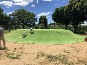 市川動植物園の山滑り
