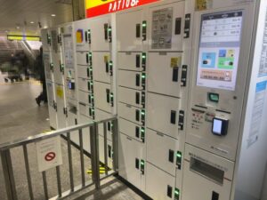 本八幡駅改札内と改札外のコインロッカーが一緒に収まっている写真