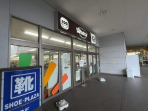 ショップス市川1階 ワッツ市川ショップス店の外観（100円ショップ）2026年2月27日筆者撮影