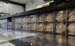 すぽーついざかや M’s(エムズ)のカウンターに並ぶサインボール