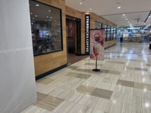 ニッケコルトンプラザ館内のスターバックス コーヒー付近の通路と、果汁工房果琳の出店予定区画（工事区画）2026年2月24日筆者撮影