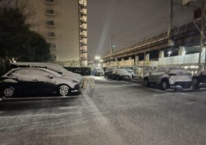 市川駅近くタイムズの車敷地内の積雪状況（2026年2月8日午前5時頃撮影）　