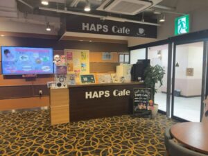 市川駅前HAPS館内のHAPS Cafeカウンター(店内の様子)2026年2月筆者撮影