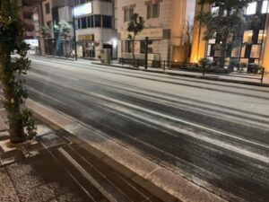 2026年2月8日（日）市川駅前車道の積雪状況（筆者撮影）