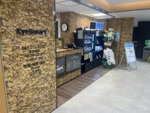 シャポー本八幡に開店したスマホ・PC修理店「アイスマート（EyeSmart）」の受付カウンターと店内の様子（2026年2月26日筆者撮影）