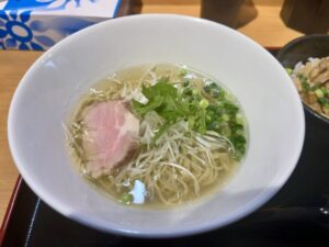 七壱らーめんの「牛骨塩ラーメン」（2026年2月26日筆者撮影）