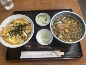 浅野屋で注文した親子丼とたぬき蕎麦（温）のセット（漬物・薬味付き）2026年3月6日筆者撮影