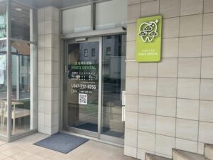 たなせこども PINES DENTALの入口外観（2026年3月28日筆者撮影）