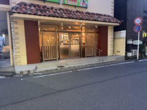 ライトがついたDaura（ダウラ）の店舗外観（2026年4月12日筆者撮影）