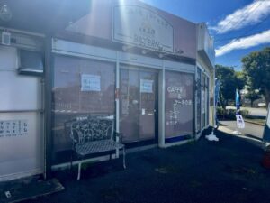 喫茶店バイエルン跡地の外観と「雅〜みやび〜」OPEN予定の貼り紙が掲示された窓（2026年3月4日筆者撮影）