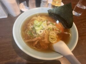 芙蓉亭で提供されている醤油ラーメン（2026年3月12日筆者撮影）