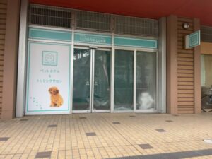 ザ・タワーズ・ウエスト1階に掲示されたONE LUKE（ワンルーク）の店舗正面（2026年3月10日筆者撮影）