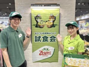 スーパーで行うゼスプリキウイの試食販売の様子