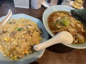 芙蓉亭の醤油ラーメンと半チャーハン（2026年3月12日筆者撮影）