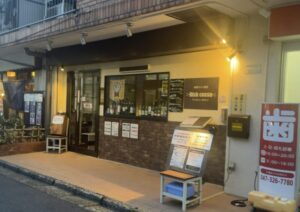 市川ワイン食堂Dish cussu(ディッシュカッシュ)外観|店頭に土日祝限定ランチの案内看板が出ている様子(2026年3月4日筆者撮影)