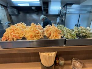文殊 市川店の店内カウンターに並ぶ天ぷらの写真（2026年3月30日筆者撮影）