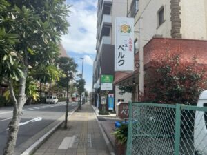 市川駅南口近くにある大衆酒場ニュー ベルクの看板と周辺の様子（2026年3月27日筆者撮影）