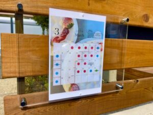 エピ ル クール店頭に掲示された2026年3月営業カレンダー（2026年3月筆者撮影）