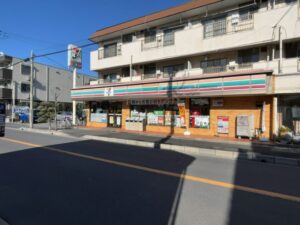 道路向かいから見たセブン-イレブン富浜店の全景外観（2026年3月15日筆者撮影）