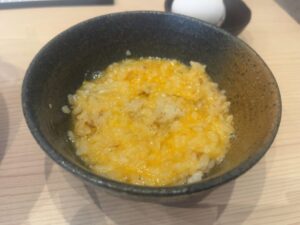 だし麺屋うみのいろどりのだしご飯を卵かけご飯にしたもの（筆者撮影）