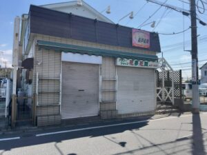 閉店したフラワーショップ花夢花舞の店舗正面外観(2026年3月9日筆者撮影)