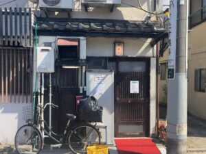 市川・大門通りにある酒処てまりの店舗外観（2026年3月12日筆者撮影）