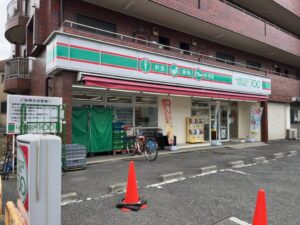 ローソンストア100 市川曽谷店の正面外観(2026年3月16日筆者撮影)