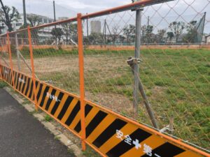 市川市大洲4丁目の建設予定地をフェンス越しに見た現地写真（2026年3月筆者撮影）