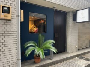 La Pause-ラ・ポーズ-の看板と入口まわりの様子(2026年3月25日筆者撮影)