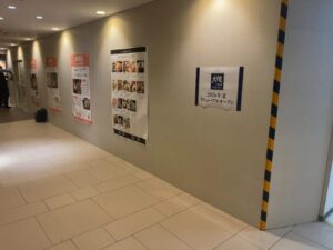 シャポー市川館内の工事区画壁面に掲示された大戸屋ごはん処リニューアルオープンのお知らせ(3月27日筆者撮影)