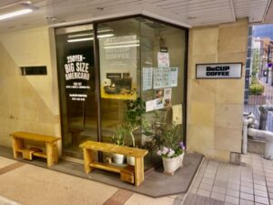 市川駅近くにオープン予定のDeCUP COFFEE 市川店の外観(2026年3月28日筆者撮影)