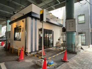 市川駅近くの「文殊 市川店」がリニューアル|外観一新のそば店で月見そばを実食