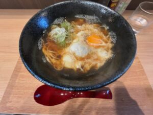 文殊 市川店で食べた月見そばの写真（2026年3月30日筆者撮影）