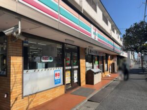 市川市富浜のセブン-イレブン富浜店の店舗外観と閉店告知（2026年3月15日筆者撮影）