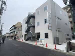 行徳メディカルステーションのテナント募集看板に掲示されたフロア案内と募集情報（2026年3月13日筆者撮影）