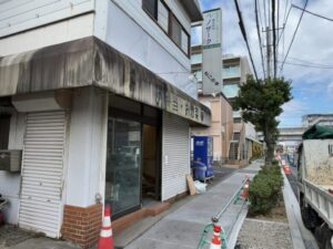 閉店後に工事が行われているねこの手の店舗外観（2026年3月9日筆者撮影）　