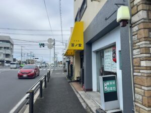 冨ノ家（トミノヤ）店舗外観｜道路側から見た黄色い看板と周辺の通りの風景2026年3月4日筆者撮影