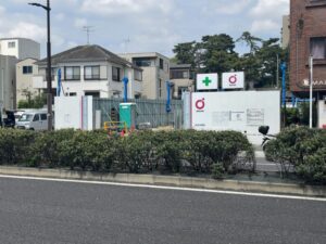 道路向かいから見た市川市新田の新築マンション計画現場（2026年4月14日筆者撮影）