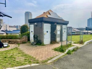 パークシティの桜から一番近い土手のトイレ