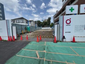 開口部から見た（仮称）EXC市川新田計画の工事現場（2026年4月14日撮影）