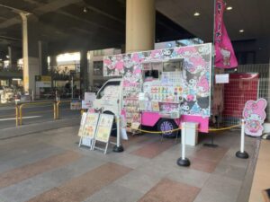 シャポー市川の移動マルシェの場所と実際のキッチンカー（2026年1月筆者撮影）